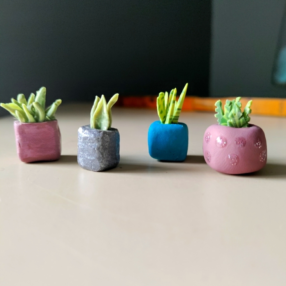 4 mini clay potted plants - Picture 1 of 7